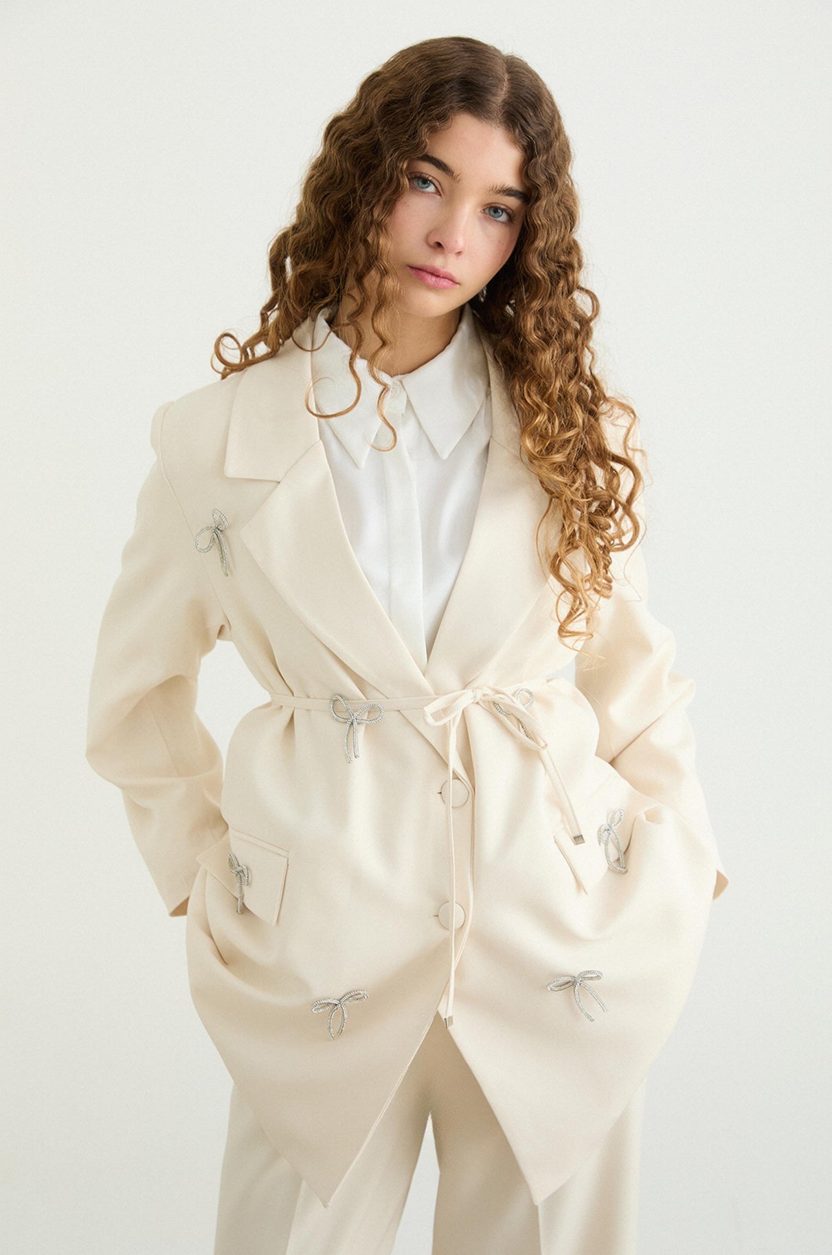 بدلة مزينة بعقد أنيقة
Elegant & Trendy Look: Suit with Chic Bow Details قطعتين (2pc Set)