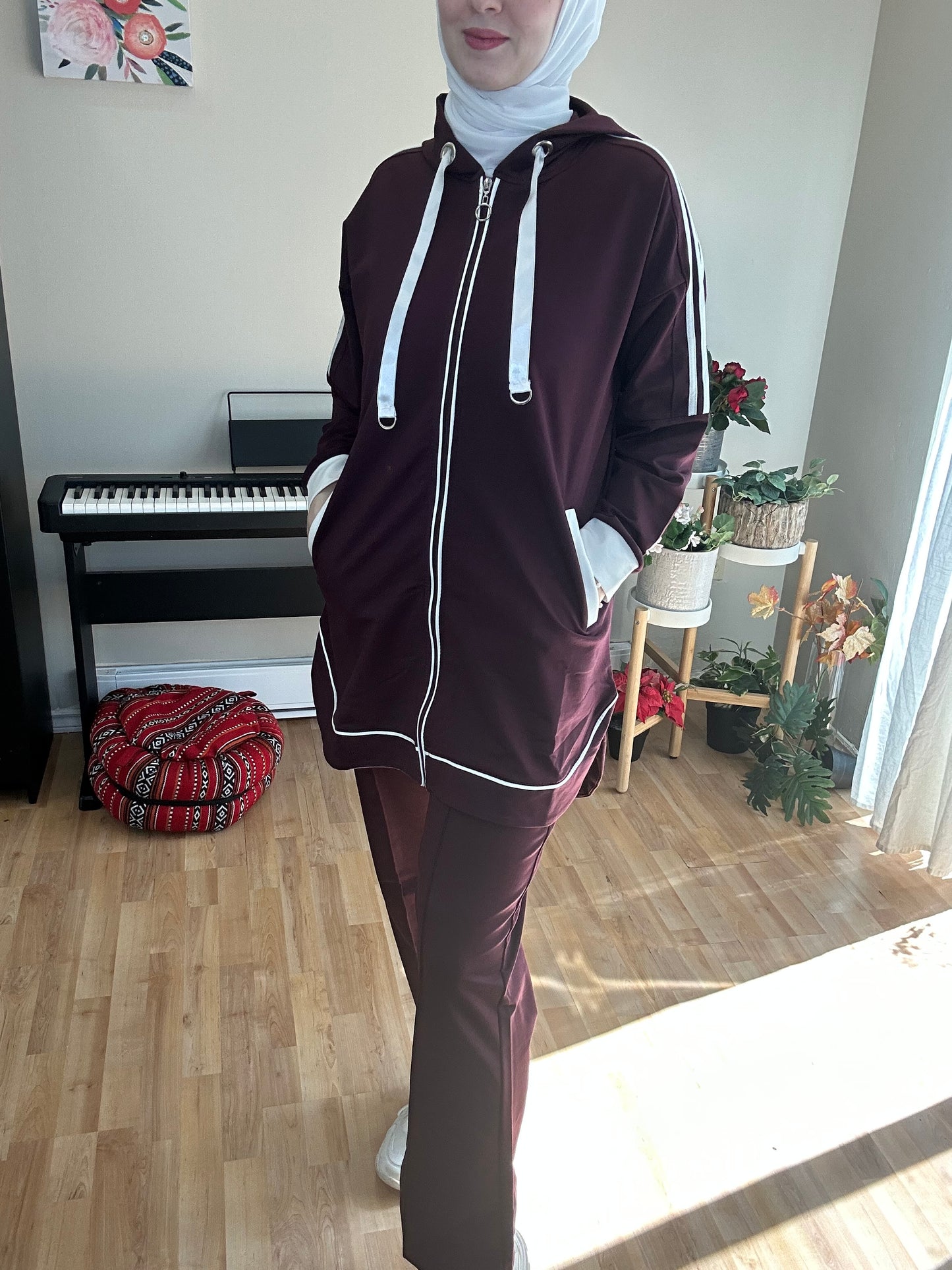 طقم رياضي كاجوال بلون خمري
Casual Women’s Sportswear Set in Maroon