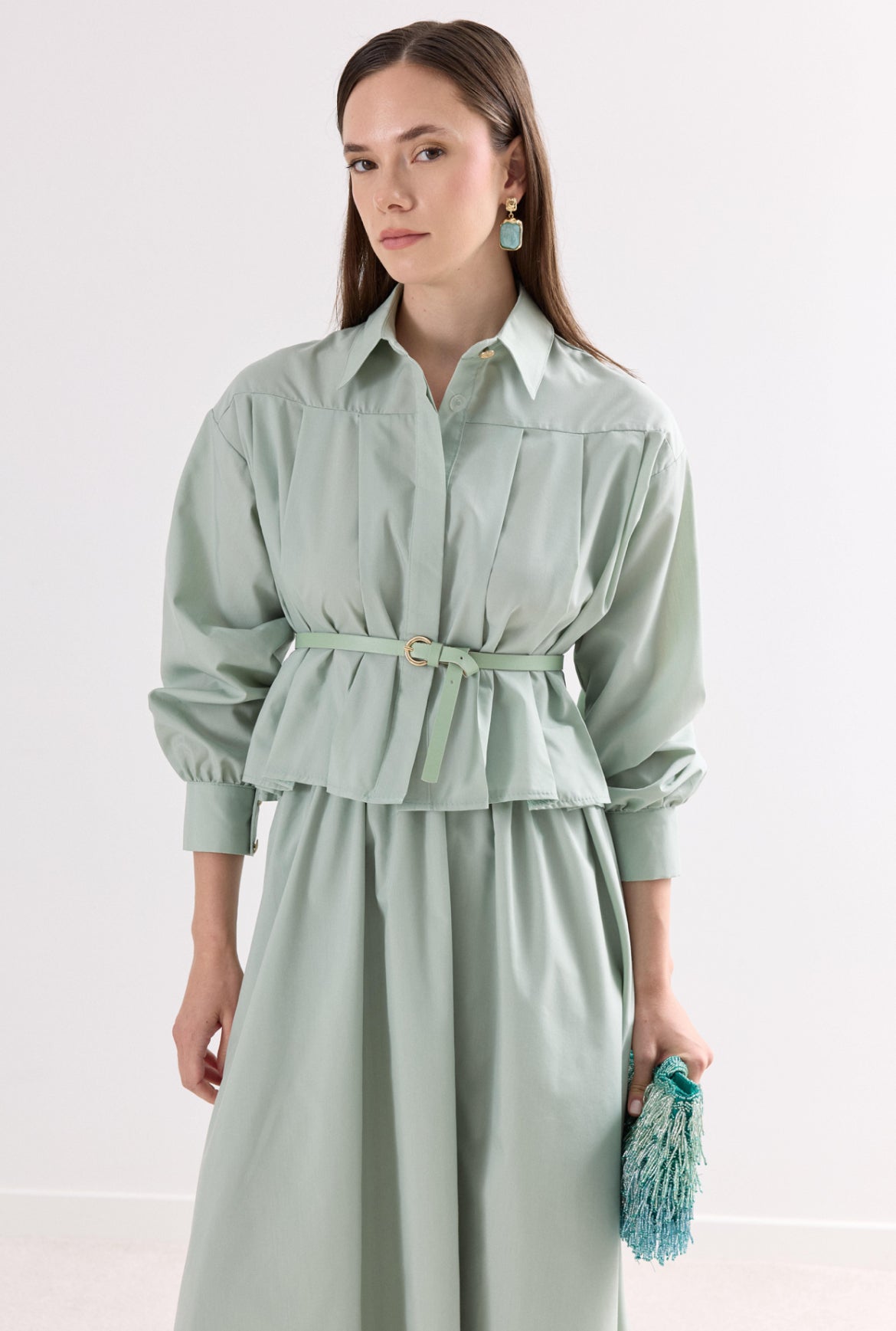 طقم تنورة ميدي مع قميص بياقة كلاسيكية – Midi Skirt & Classic Collar Shirt Set + Belt