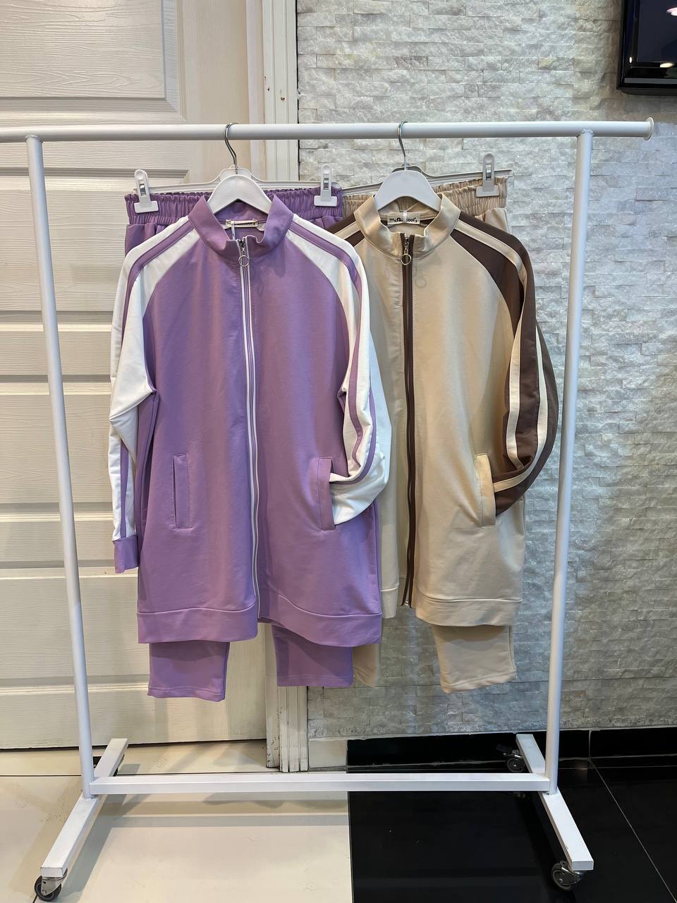 Stylish Tracksuit With Striped Sleeves بدلة رياضية أنيقة مع أكمام مخططة