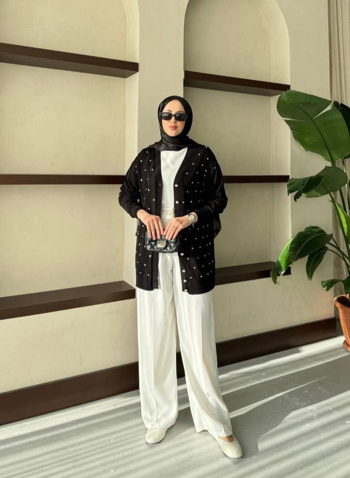 Elegant cardigan with a refined touch