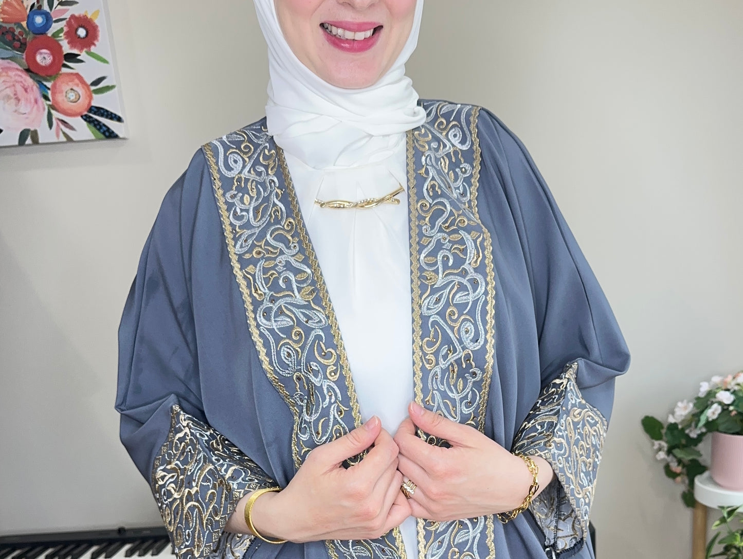 عباءة العيد ، بالخطوط والأحرف العربية (خط كامل) بكل حب وفخر✨ (٨ ألوان)