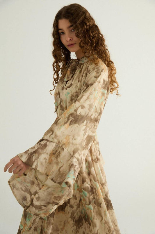 فستان مبطن بطبعات وردية بألوان دافئة
Elegance in Softness: Floral Printed Dress in Warm Tones