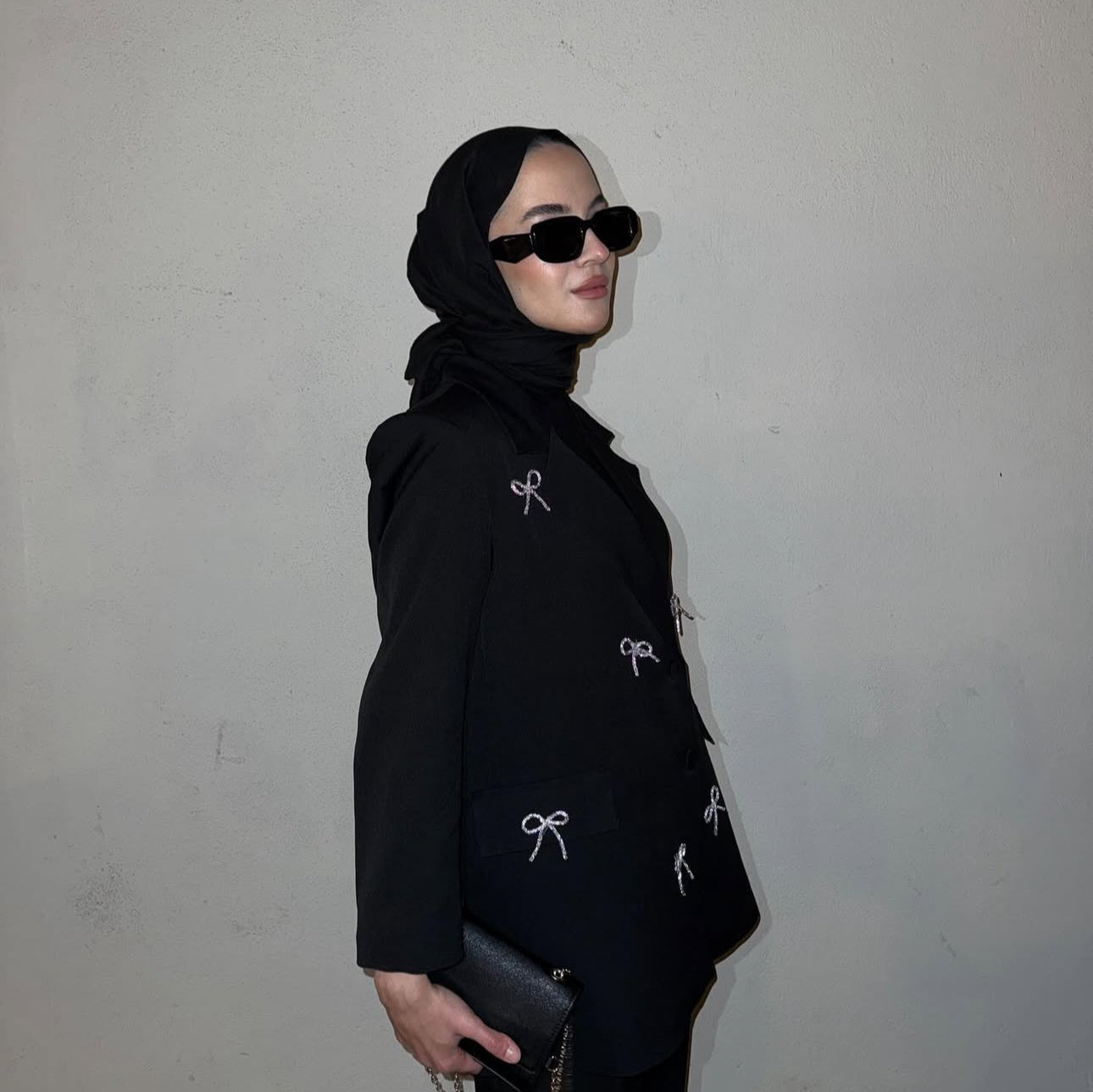 بدلة مزينة بعقد أنيقة
Elegant & Trendy Look: Suit with Chic Bow Details قطعتين (2pc Set)