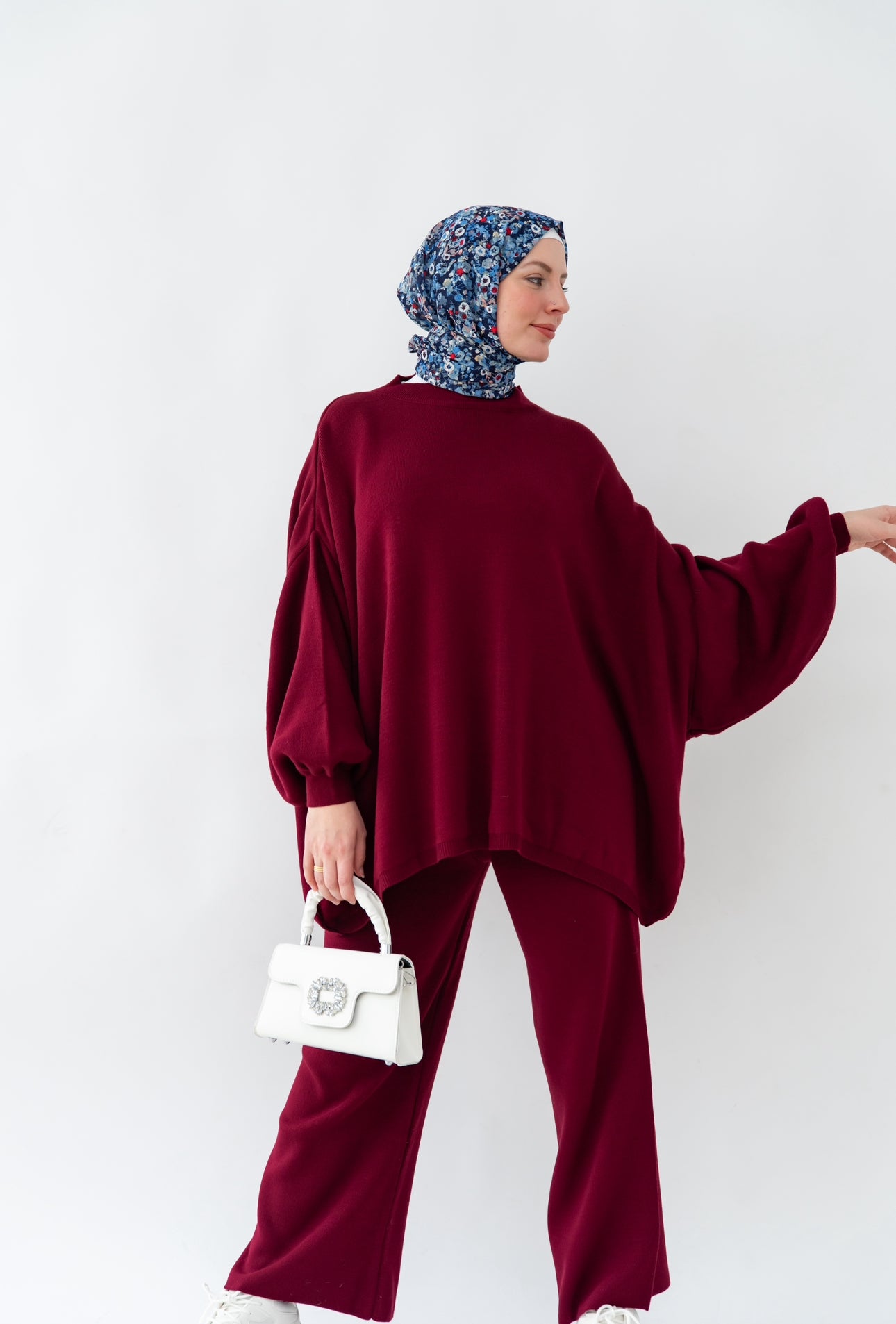 Stylish Two-Piece Burgundy Knit Set
طقم كروشيه خمري أنيق