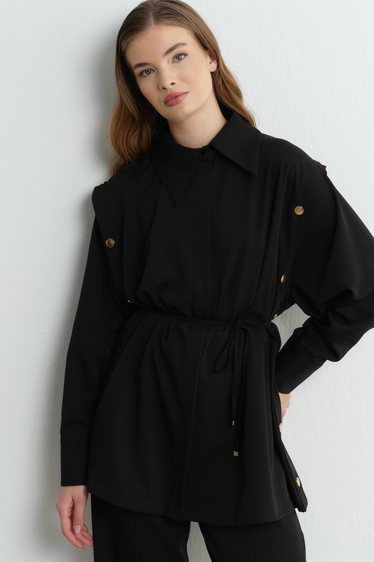 Elegant Black Co-Ord Set with Buttoned Vest and Belted Shirt طقم أنيق مكون من قطعتين باللون الأسود مع فيست بأزرار وقميص بحزام اختياري