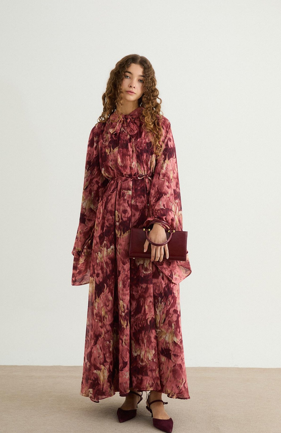 فستان مبطن بطبعات زهرية بألوان دافئة
Elegance in Softness: Floral Printed Dress in Warm Tones