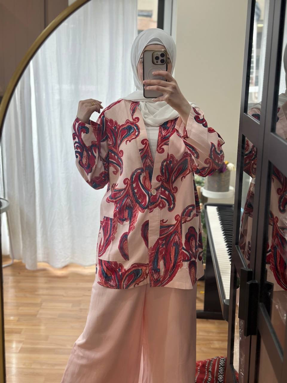 Floral Breeze - نسمة الزهور

A Two-Piece Kimono Set Full of Life - طقم كيمونو قطعتين كله حياة! (oversized)