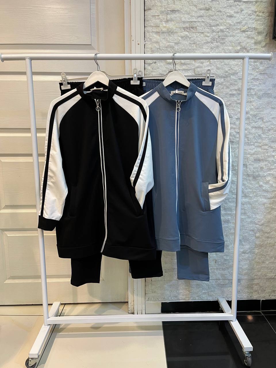 Stylish Tracksuit With Striped Sleeves بدلة رياضية أنيقة مع أكمام مخططة