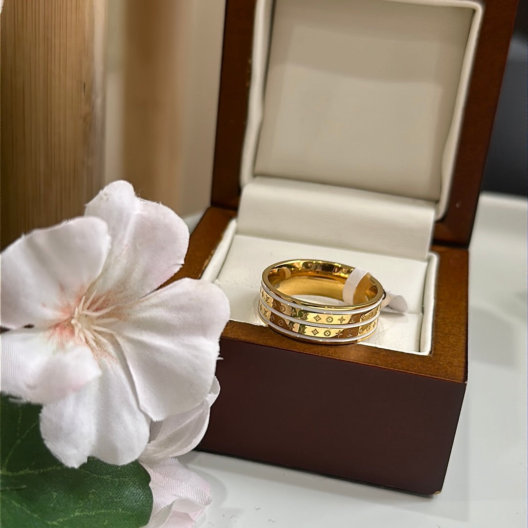 LV golden&white colour Ring