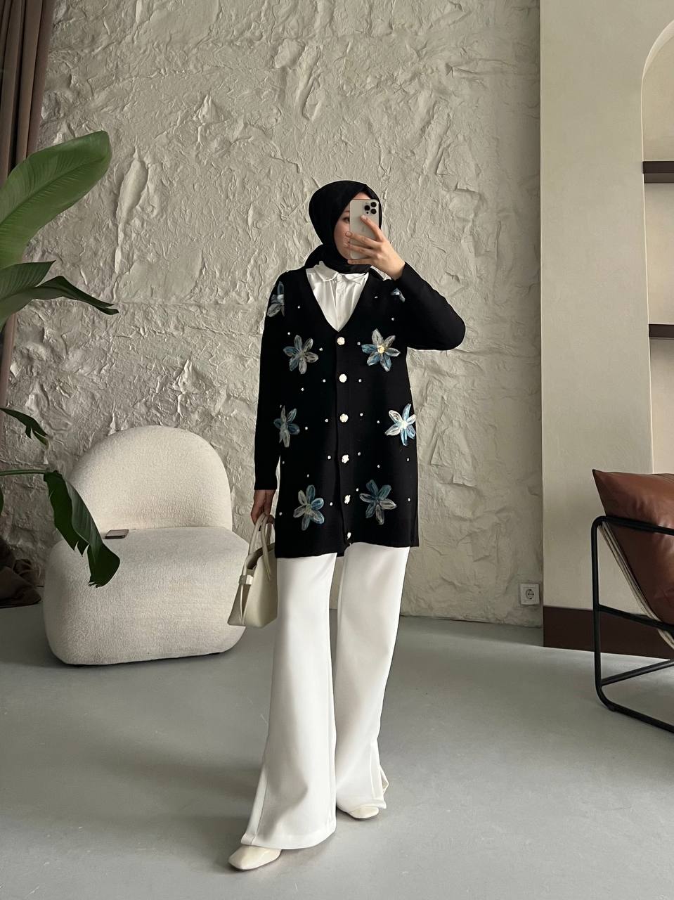 كاردغان بزهور ملونة ولمسات براقة
Cardigan with Colorful Flowers and Sparkling (3Colours/٣ الوان)