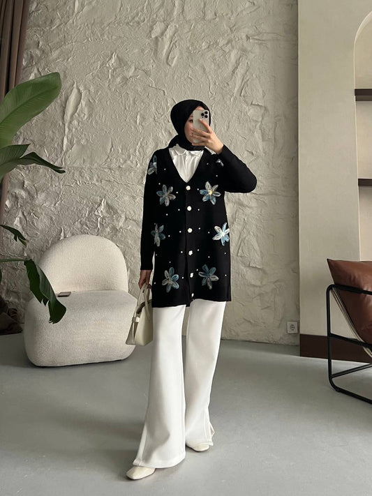 كاردغان بزهور ملونة ولمسات براقة
Cardigan with Colorful Flowers and Sparkling (3Colours/٣ الوان)