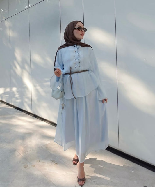 طقم تنورة بأزرار زخرفية وأكمام واسعة – Skirt Set with Decorative Buttons & Wide Sleeves / مبطن كامل