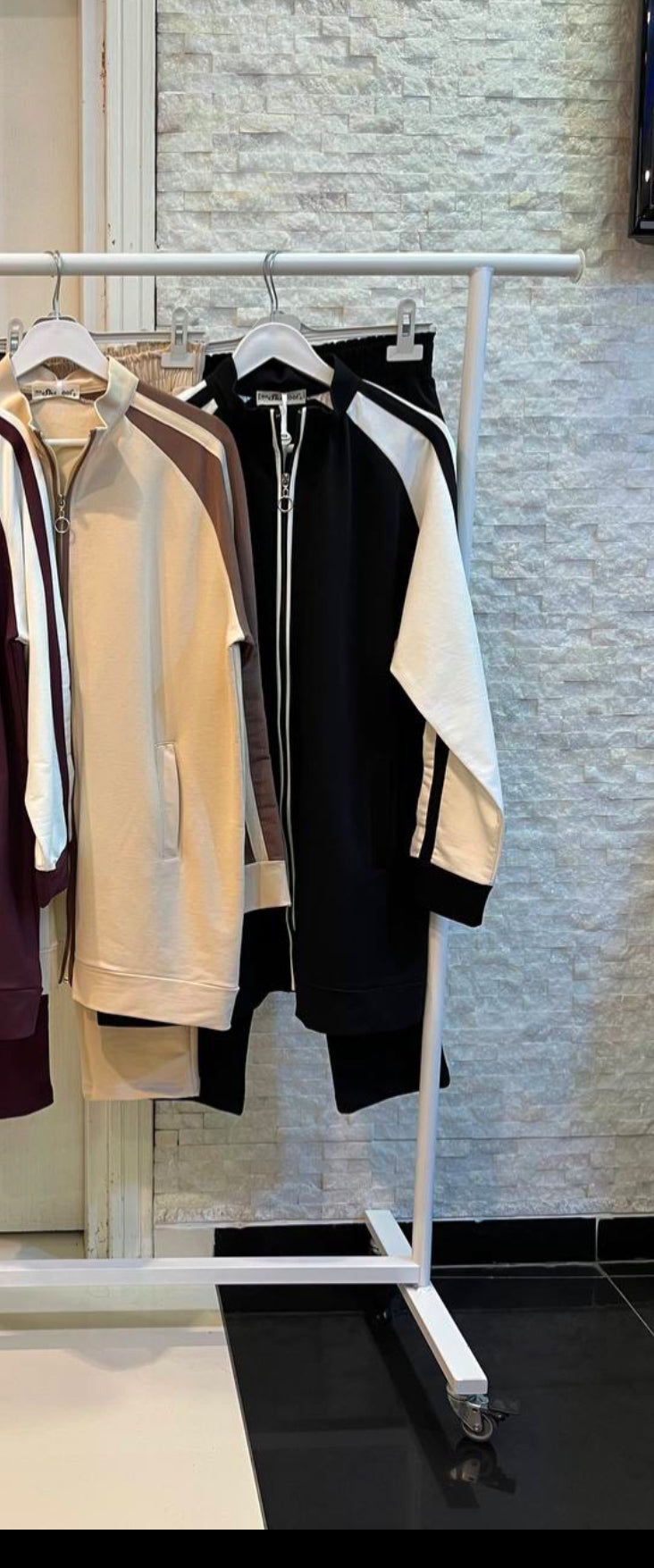 Stylish Tracksuit With Striped Sleeves بدلة رياضية أنيقة مع أكمام مخططة