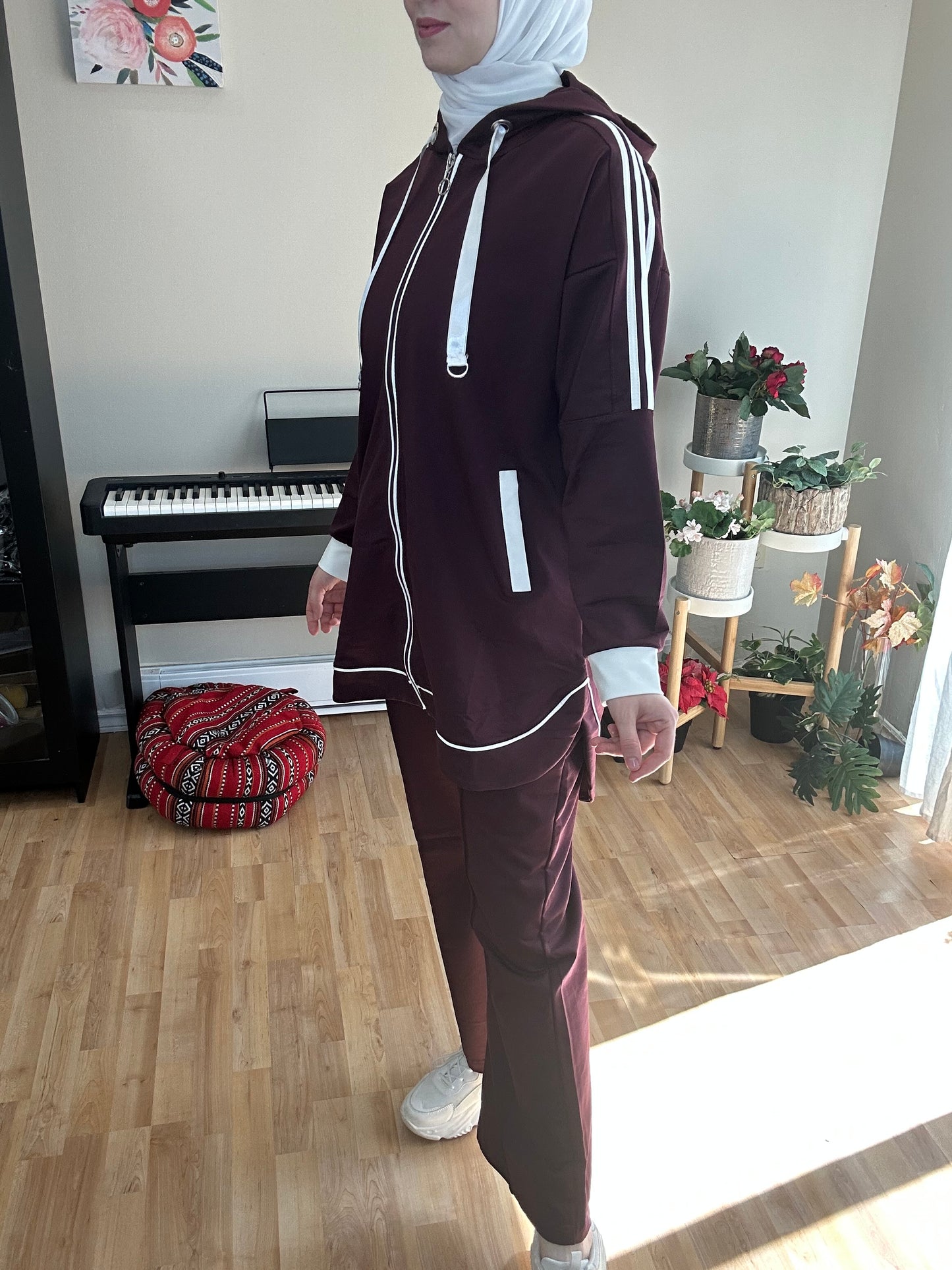 طقم رياضي كاجوال بلون خمري
Casual Women’s Sportswear Set in Maroon