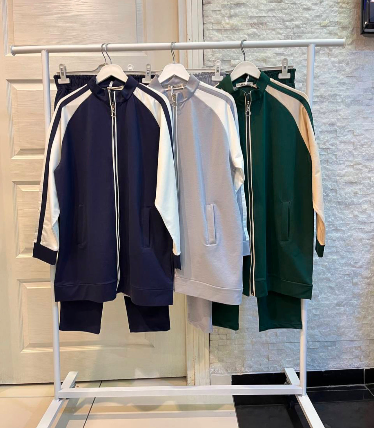 Stylish Tracksuit With Striped Sleeves بدلة رياضية أنيقة مع أكمام مخططة