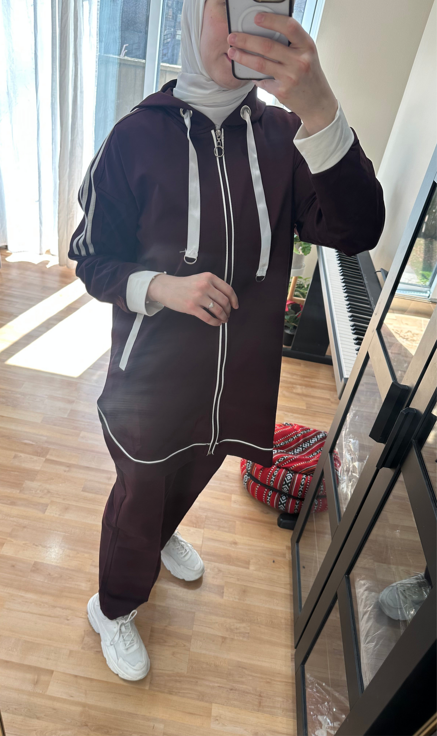 طقم رياضي كاجوال بلون خمري
Casual Women’s Sportswear Set in Maroon